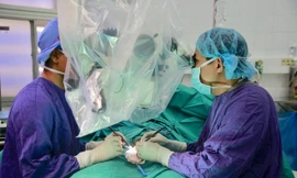 Bác sĩ Trung tâm Nam học, Bệnh viện Hữu nghị Việt Đức đang phẫu thuật cho bệnh nhân. Ảnh: Bệnh viện cung cấp