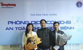 Lãnh đạo Báo Tiền Phong tặng hoa các khách mời tham gia giao lưu trực tuyến. Ảnh: Phạm Duy