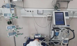 Bệnh nhi 16 tháng tuổi bị đuối nước đang được chăm sóc đặc biệt tại Trung tâm Sản - Nhi Phú Thọ. Ảnh bệnh viện cung cấp