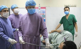 Các bác sĩ BV E Trung ương thực hiện ca nội soi cho bệnh nhân. Ảnh: Bệnh viện cung cấp