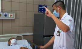 BS tại Trung tâm Chống độc Bạch Mai khám cho bệnh nhân ngộ độc rượu. Ảnh: Bệnh viện cung cấp