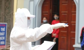 Bộ Y tế đã cử một đội phản ứng nhanh về taij thôn Hạ Lôi để hỗ trợ Hà Nội xử lý ổ dịch COVID-19. Ảnh: Mạnh Thắng