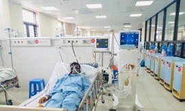 Nam bệnh nhân bị sốt mò đang được điều trị tại Bệnh viện Đa khoa tỉnh Hòa Bình. Ảnh: BV cung cấp