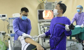 Các bác sĩ xử lý cho bệnh nhân bị hóc thịt ngan. Ảnh: Bệnh viện E Trung ương cung cấp