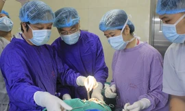 Các BS đang thực hiện phẫu thuật cho bệnh nhân. Ảnh: Bệnh viện cung cấp