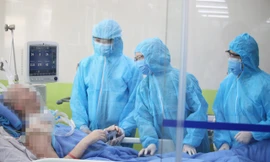 Các bác sĩ bệnh viện Chợ Rẫy thăm hỏi sức khoẻ phi công người Anh. Ảnh: Internet