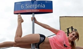 Múa cột giữa phố, thiếu nữ bị cảnh sát 'hỏi thăm'