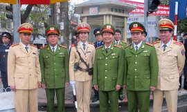 Các đồng chí lãnh đạo Bộ Công an, CATP Hà Nội đi kiểm tra thực tế công tác triển khai lực lượng bảo đảm trật tự, an toàn giao thông tại một số chốt giao thông trọng điểm