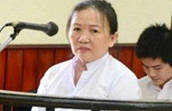 Nữ võ sư trùm quần lên đầu chánh án tại tòa