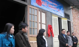 Bàn giao nhà nhân ái cho người nghèo