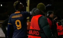 CĐV Roma đấu khẩu với cầu thủ, tố Mourinho cố tình thua để chạy sang Newcastle