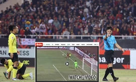Trọng tài đuổi cầu thủ Malaysia được báo Anh khen ngợi vì 'vận dụng hoàn hảo' luật mới