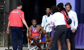 Mắc COVID-19, ngôi sao điền kinh Mỹ phải ngồi xe lăn sau khi giành huy chương