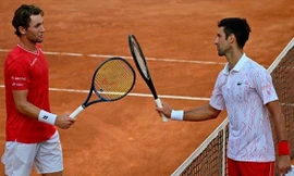 Djokovic bị ví là 'quân tốt trên bàn cờ' sau vụ bị từ chối dự Mỹ Mở rộng
