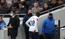 Học trò bị fan la ó, HLV Tottenham phản ứng: 'Cũng đáng thôi!'
