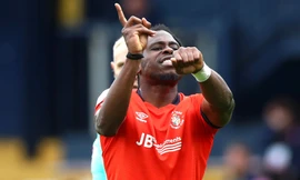 Cầu thủ vô danh lập kỳ tích chưa từng có trong lịch sử Ngoại hạng Anh