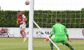 Arsenal bị 'ném đá' khi đá thật thua tan tác, đá đùa thắng tưng bừng