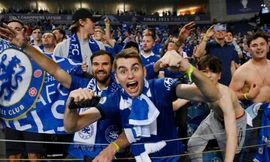 CĐV làm gì khiến một nhà thầu từ bỏ cuộc đua sở hữu Chelsea?