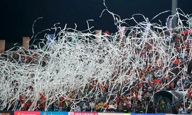 BTC ra quyết định sau việc CĐV tung giấy ở trận gặp Philippines gây tranh cãi