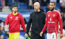 HLV Ten Hag chê trách các hậu vệ MU: '2 bàn thua quá dễ dàng'