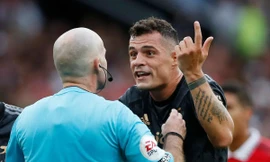 Các thành viên Arsenal trút cơn thịnh nộ sau trận thua MU