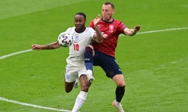 Hạ Czech, Anh tiến vào vòng 1/8 với ngôi đầu