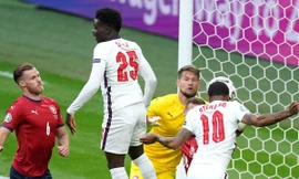 VIDEO: Sterling tái lập thành tích ghi bàn của Rooney sau 17 năm