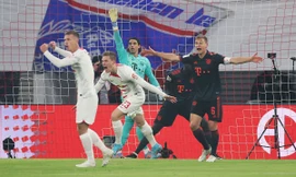 Bayern rớt điểm trong trận đầu năm mới
