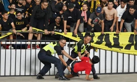 CĐV Thái Lan và Malaysia đánh nhau gây cảnh đổ máu
