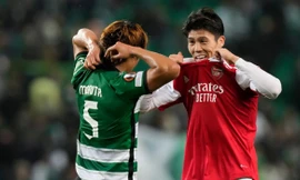Arsenal hút chết nhờ bàn đá phản của tuyển thủ Nhật Bản
