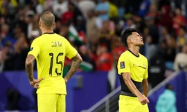 U23 Malaysia bị các đàn anh 'tấn công' khi về nước