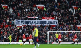 CĐV biểu tình vì bị tăng giá vé, sếp mới MU hứng chịu cơn thịnh nộ