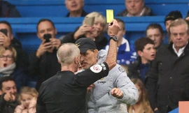 HLV Chelsea cay cú vì VAR, nhận ngay thẻ vàng