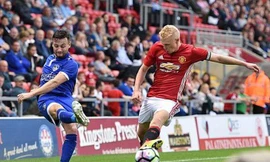 Klok từng cùng Oldham đối đầu Manchester United