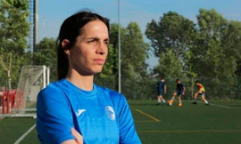 Để được khoác áo CLB nữ, cầu thủ chấp nhận... chuyển giới