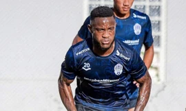 Tiền đạo nhập tịch tuyển Campuchia khóc nức nở vì bị FIFA cấm ra sân