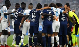 Cầu thủ Ligue 1 đột quỵ trên sân