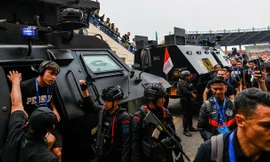 Cầu thủ ở giải VĐQG Indonesia dùng xe bọc thép tới sân vì sợ bị CĐV tấn công