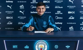 Trung vệ từng đối đầu U23 Việt Nam tại U23 châu Á ra mắt, lấy vị trí của tuyển thủ Anh tại Man City