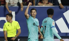 Lewandowski tỏa sáng, Barca thắng nhọc