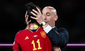 Cầu thủ bị cưỡng hôn kiện chủ tịch LĐBĐ Tây Ban Nha ra tòa