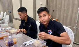 Như đội tuyển Việt Nam, Thái Lan khoe cũng được người hâm mộ tiếp tế