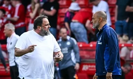Nguy cơ mất vé dự Champions League, ông chủ CLB Ngoại hạng Anh lao xuống sân chất vấn HLV