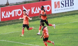 Người hùng Phi Hoàng nhấn chìm đội đầu bảng SLNA