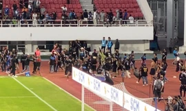 Bạo động sân cỏ lại bùng lên ở Indonesia