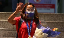 Hidilyn Diaz trong ngày trở về Philippines