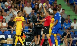 Barca khởi đầu mùa giải tậm tịt trong trận cầu mưa thẻ đỏ