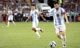 Messi im tiếng, Argentina mất điểm trong trận 'thủy chiến'