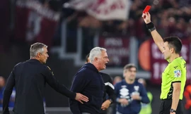 Jose Mourinho 'hờn dỗi' vì nhận thẻ đỏ
