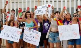 Chủ tịch LĐBĐ Tây Ban Nha tạm rời ghế nhưng vẫn chưa được yên